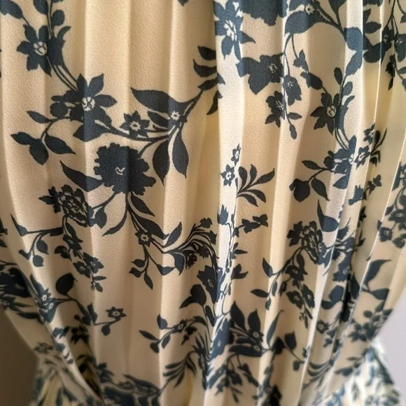 LOFT Light Yellow and Blue Floral Pleated Dress in XS/S - Picture 9 of 11